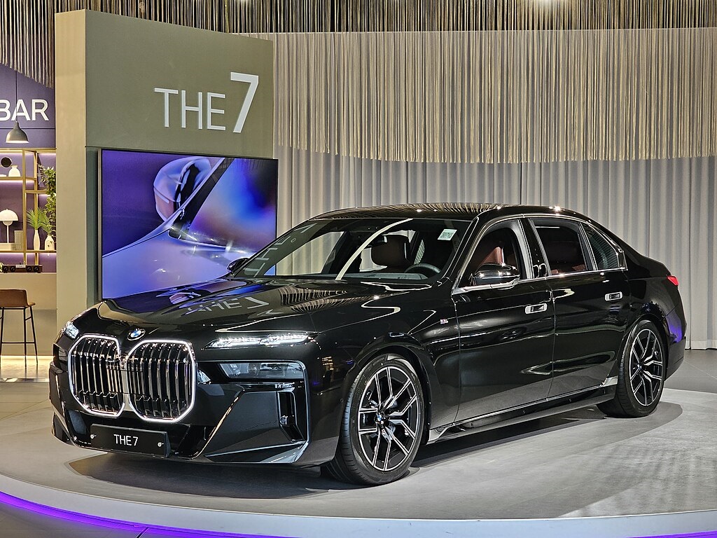 BMW_G70_740i_sDrive_M_Sport_Black_Sapphire_Metallic_(67)