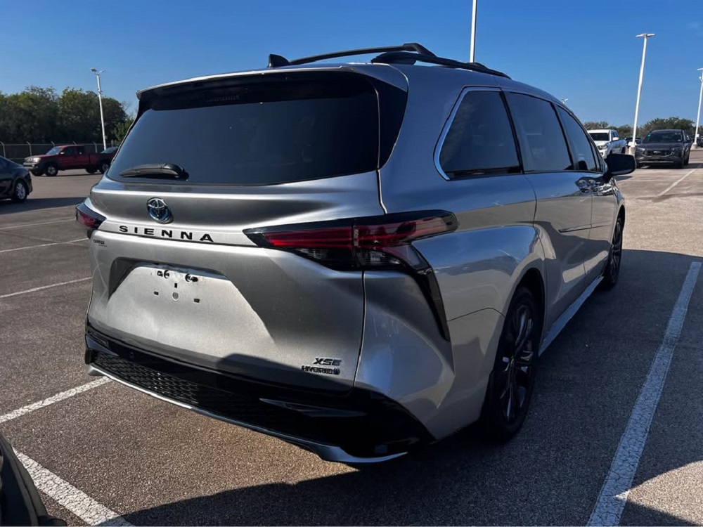 2021 Toyota Sienna XSE Minivan 4D