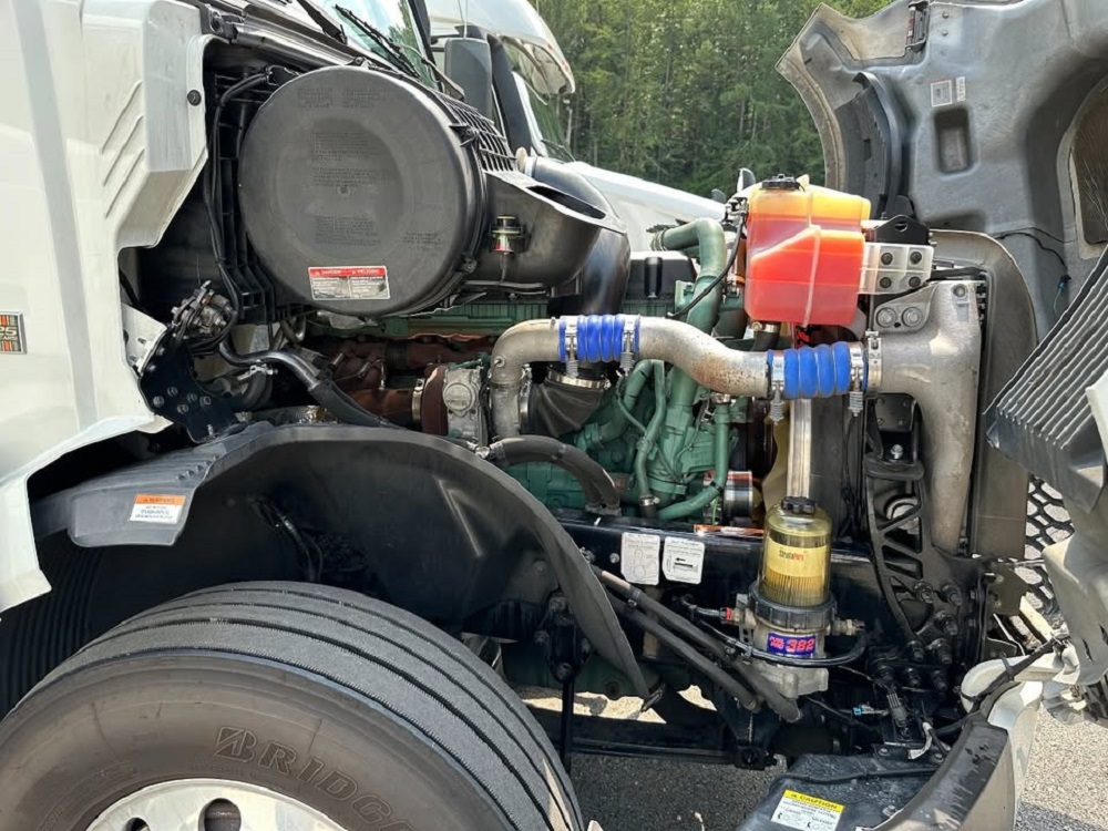 2022 Volvo VNL64T860 D13 engine bay