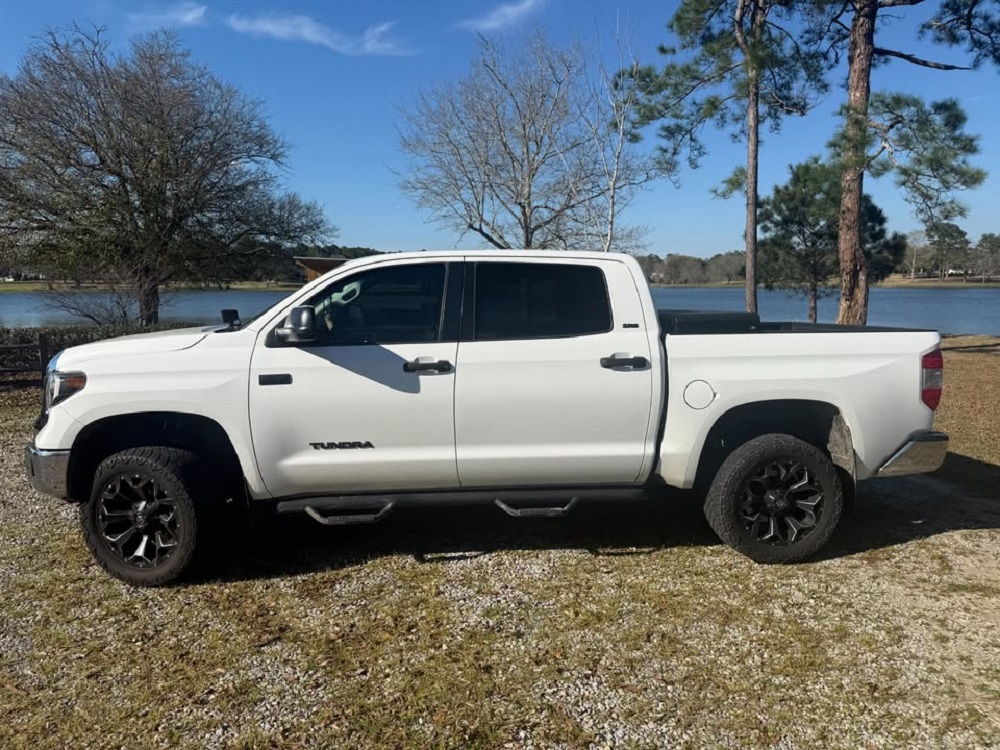 017 Toyota Tundra 4x4 5.7L i-Force V8 SR5